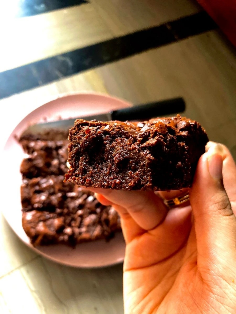 Brownie gourmet perfeito feito por aluna com casca crocante